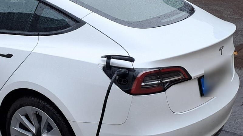 Weiß Gebraucht 2022 Tesla Model 3 Standard Range Plus Limousine | 29.900 € (Fairer Preis) - Bild 1/4