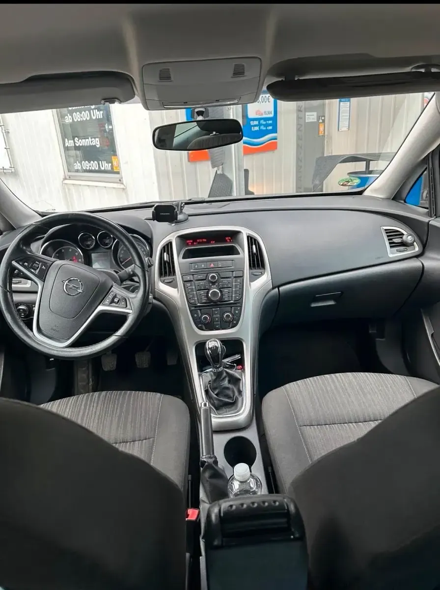 Gebraucht Opel Astra 95 PS (69 kW) 2011 Silber Kombi