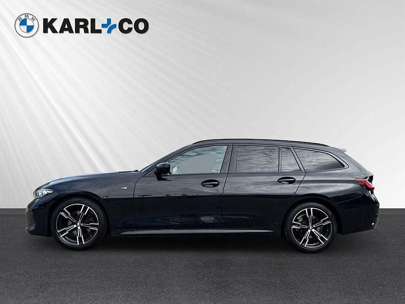 Black sapphire metallic (schwarz) Gebraucht 2024 BMW 320 M Sport Kombi | 38.998 € (Guter Preis) - Bild 1/4