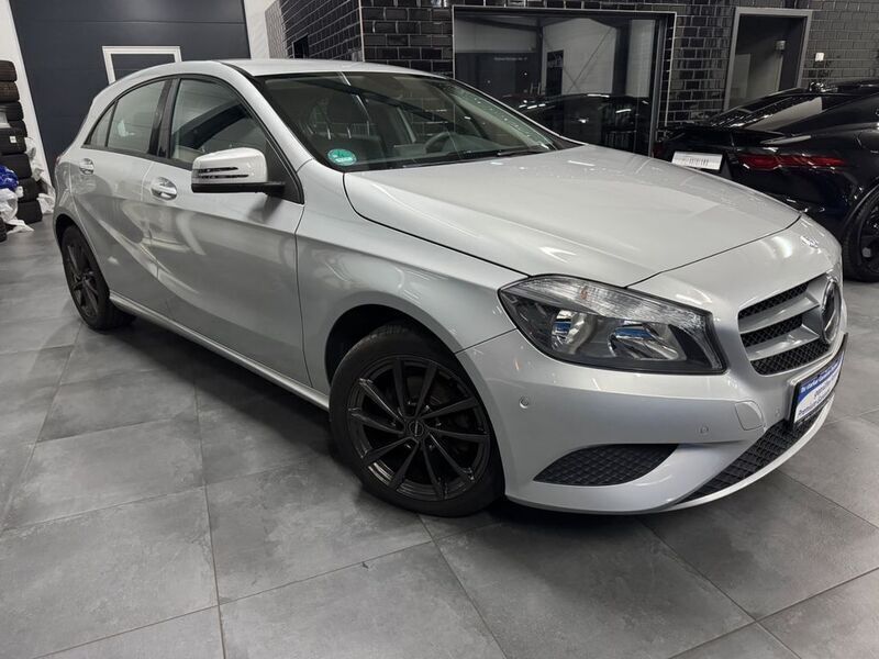 Silber Gebraucht 2014 Mercedes A180 Limousine | 12.499 € (Fairer Preis) - Bild 1/4