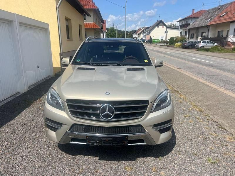 Gold Gebraucht 2012 Mercedes ML350 Edition 1 SUV | 17.999 € (Etwas zu teuer) - Bild 1/4