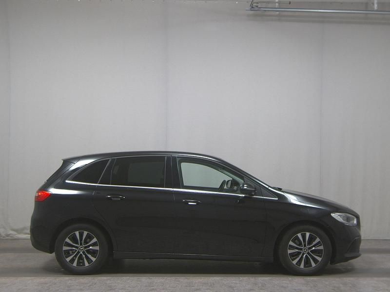 Schwarz Gebraucht 2022 Mercedes B180 Style Van / Kleinbus | 14.980 € (Superpreis) - Bild 1/4
