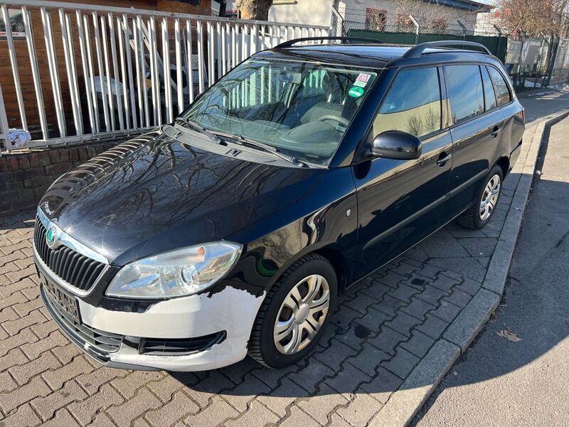 Schwarz Gebraucht 2011 Skoda Fabia Ambition Kombi | 1.650 € - Bild 1/4