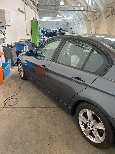 Gebraucht BMW 320 163 PS (119 kW) 2006 Grau Limousine