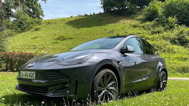 Grau Gebraucht 2021 Tesla Model Y Long Range SUV | 30.800 € (Fairer Preis) - Bild 1/4