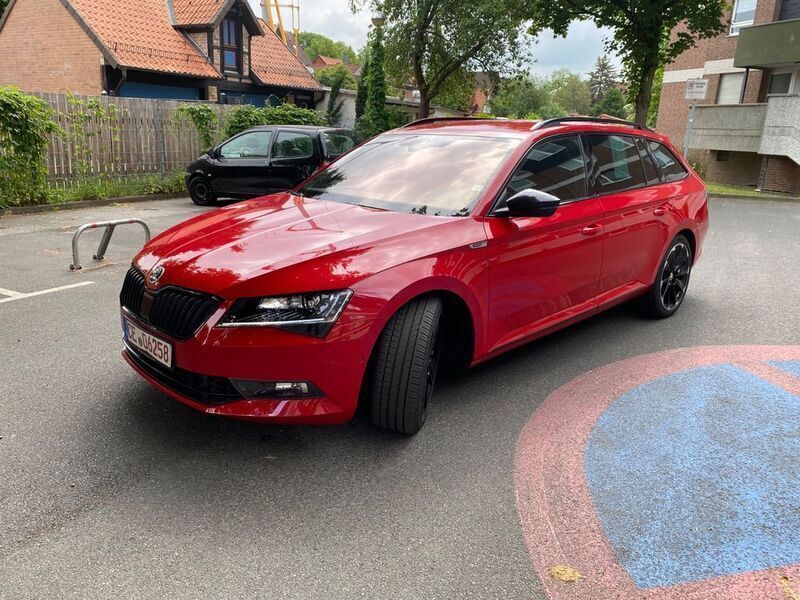 Rot Gebraucht 2019 Skoda Superb SportLine Kombi | 23.499 € (Superpreis) - Bild 1/4