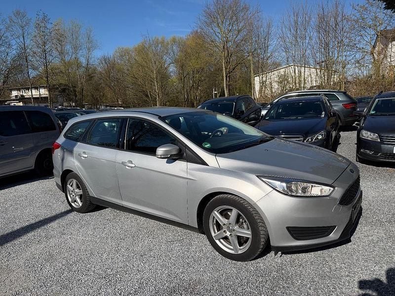 Gebraucht Ford Focus Trend 101 PS (74 kW) 2015 Silber Limousine