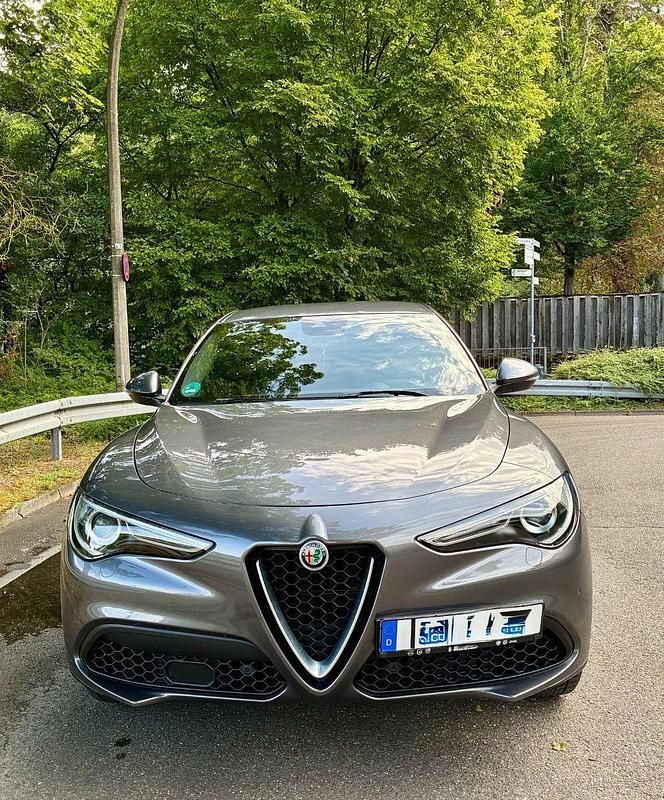 Grau Gebraucht 2017 Alfa Romeo Stelvio SUV | 25.900 € (Fairer Preis) - Bild 1/4