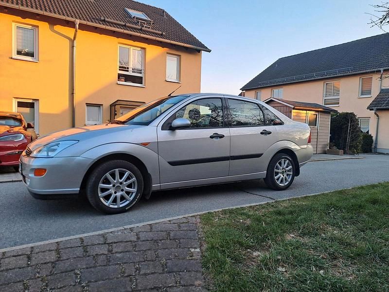 Gebraucht Ford Focus 115 PS (84 kW) 2000 Silber Limousine
