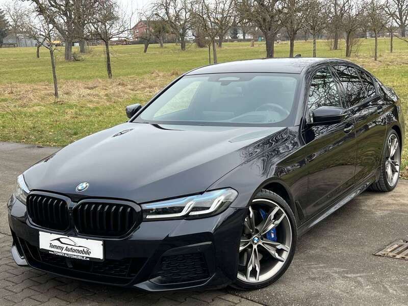 Carbonschwarz metallic Gebraucht 2022 BMW 550 Limousine | 51.900 € (Fairer Preis) - Bild 1/4