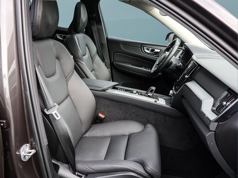 Gebraucht Volvo XC60 Plus 250 PS (183 kW) 2025 Grau SUV