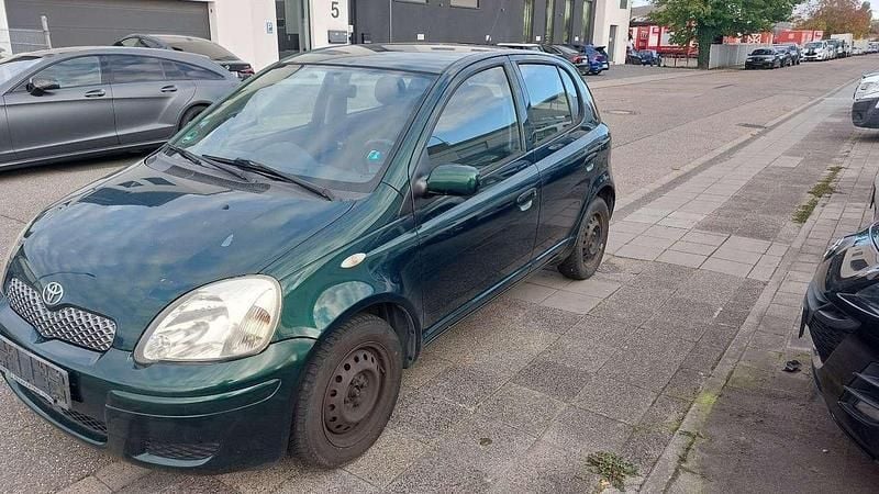 Grün Gebraucht 2004 Toyota Yaris Kleinwagen | 1.500 € (Fairer Preis) - Bild 1/4