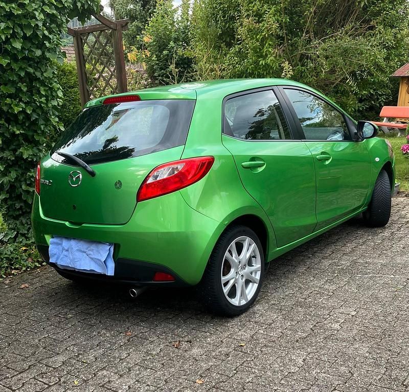 Grün Gebraucht 2008 Mazda 2 Kleinwagen | 1.950 € (Fairer Preis) - Bild 1/4