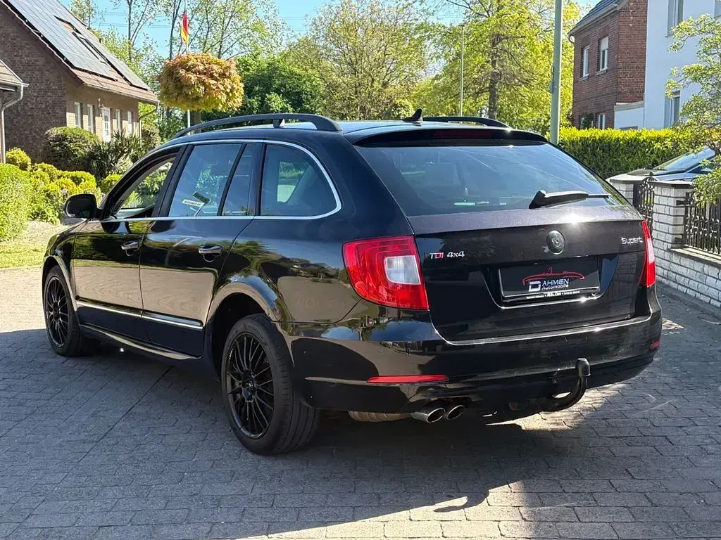 Używany Skoda Superb Elegance 170 KM (125 kW) 2012 Czarny Kombi