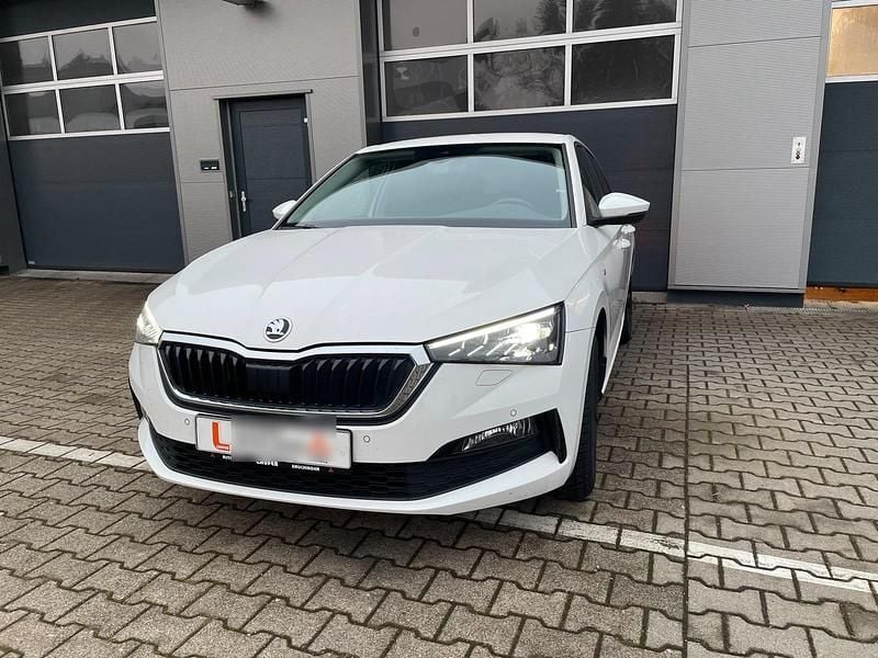 Weiß Gebraucht 2022 Skoda Scala Clever Kleinwagen | 18.990 € (Guter Preis) - Bild 1/4