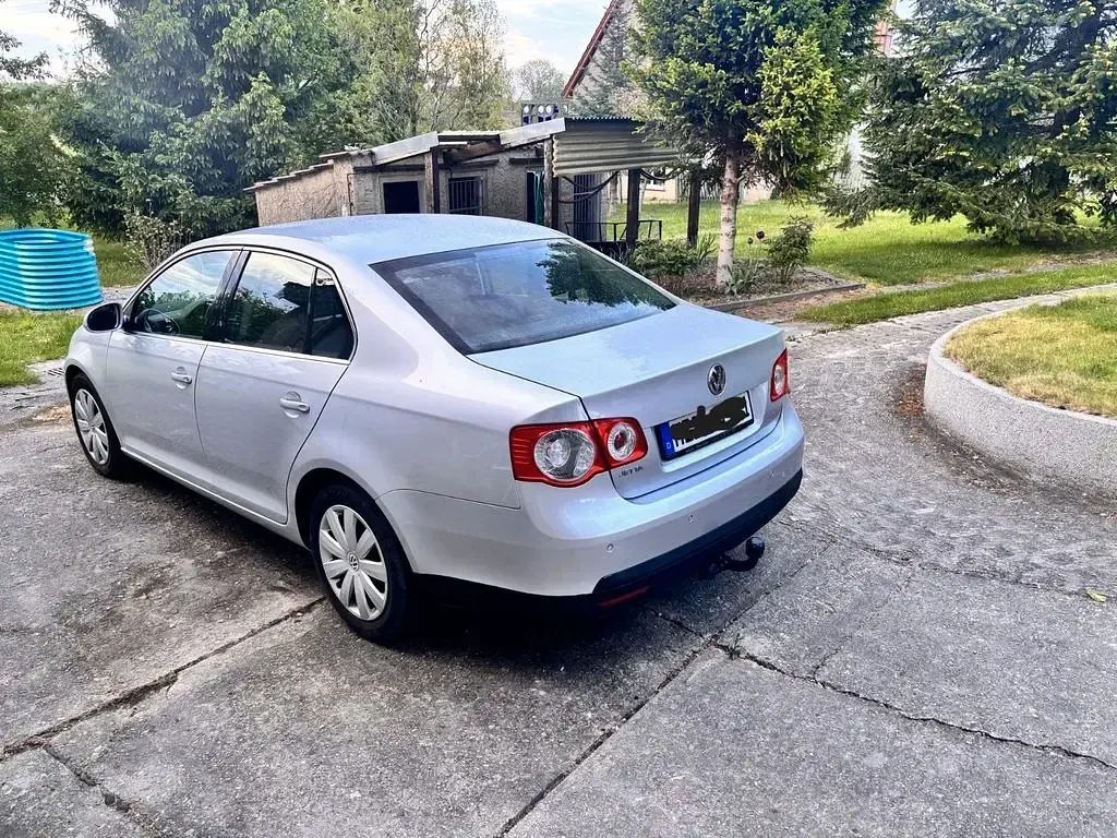 Używany VW Jetta 102 KM (75 kW) 2006 Szary Sedan/Limuzyna