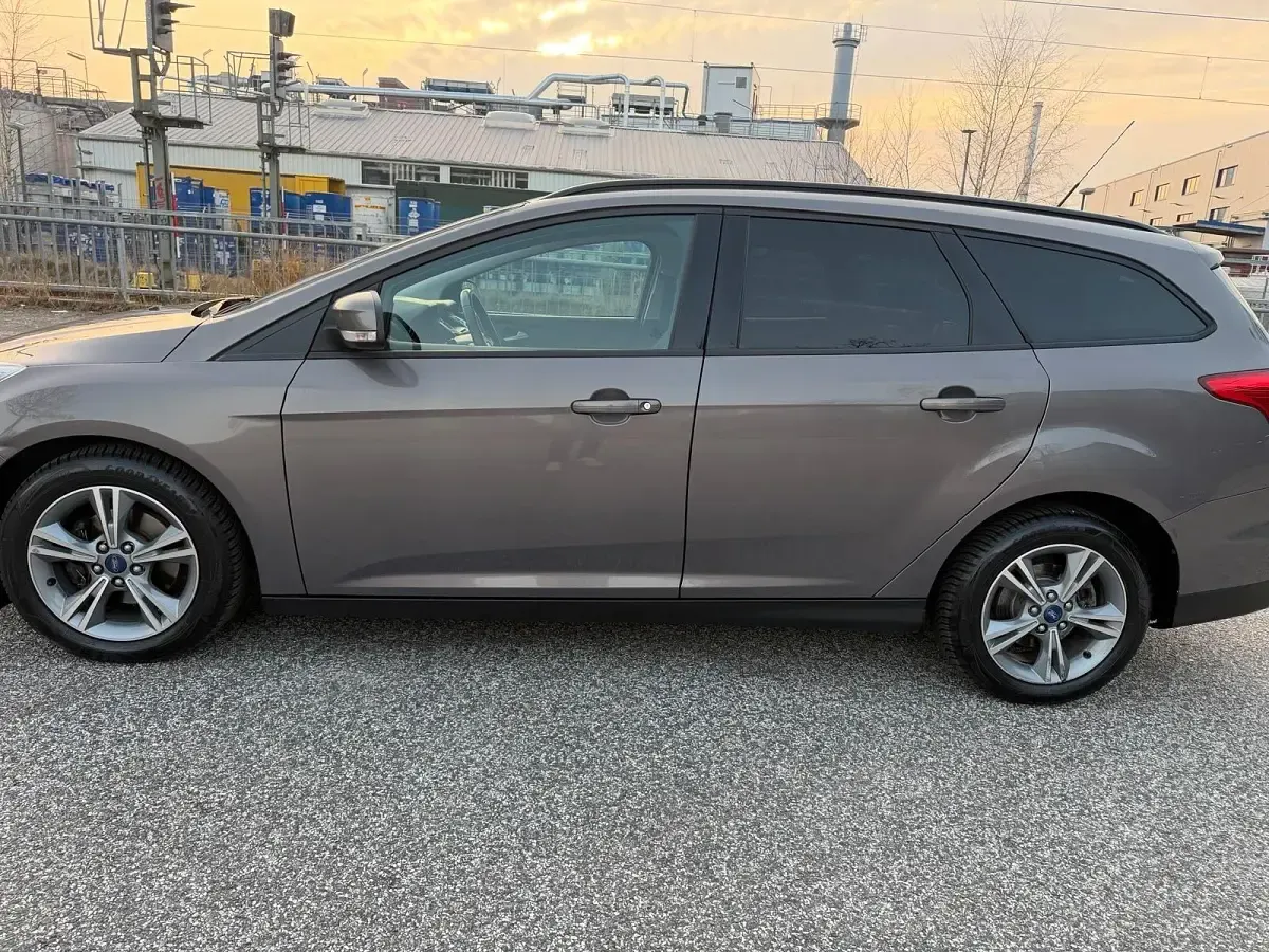 Używany Ford Focus 101 KM (74 kW) 2014 Szary Kombi