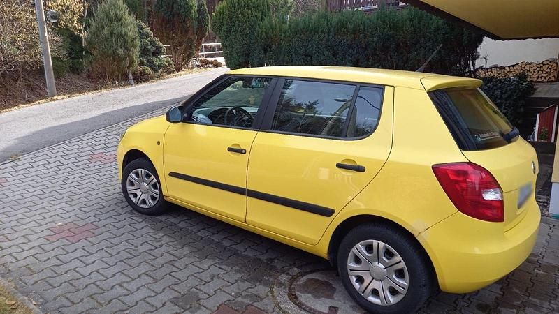 Gebraucht Skoda Fabia Active 69 PS (50 kW) 2012 Gelb Kleinwagen