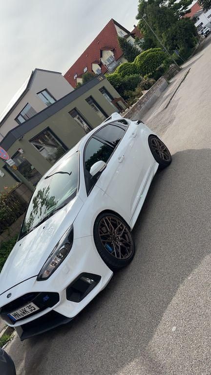 Weiß Gebraucht 2017 Ford Focus RS Limousine | 28.700 € - Bild 1/4