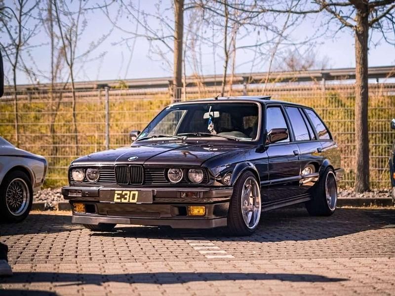 Schwarz Gebraucht 1989 BMW 325 Sport Line Kombi | 15.000 € - Bild 1/4