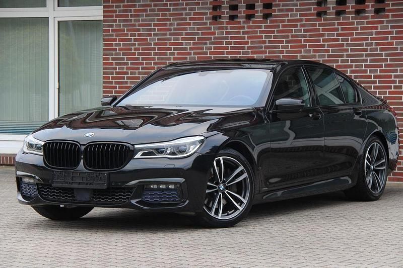 Black sapphire metallic Gebraucht 2017 BMW 730 M Sport Limousine | 23.800 € (Teuer) - Bild 1/4