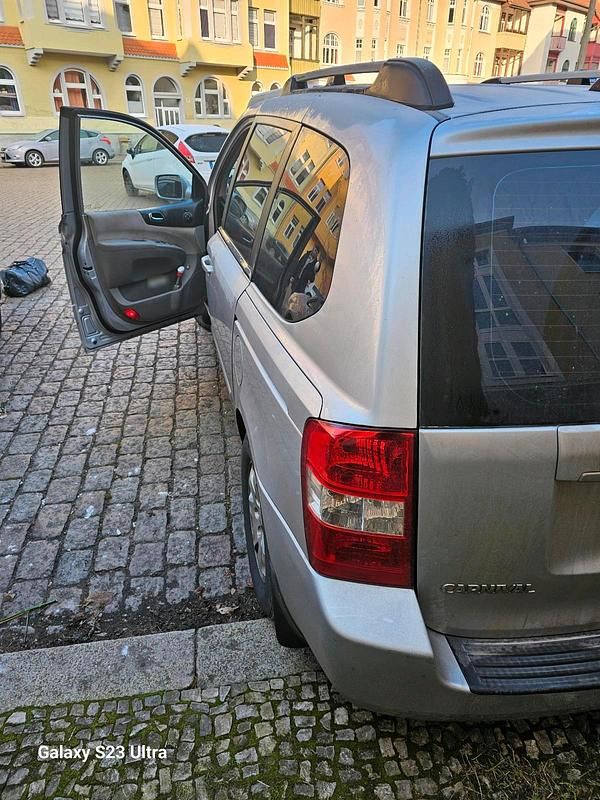 Second-hand Kia Carnival 2010 Argintiu Monovolum