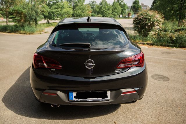 Gebraucht Opel Astra GTC 140 PS (102 kW) 2015 Schwarz Limousine