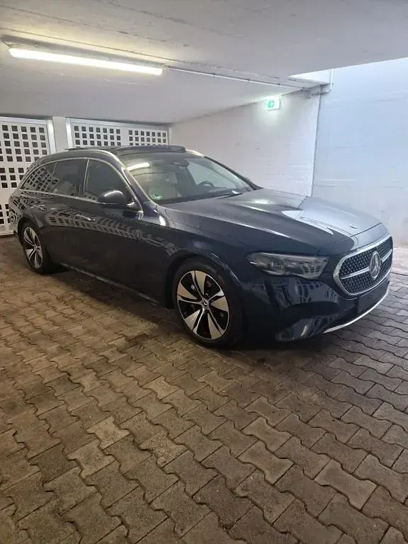 Gebraucht Mercedes E300 313 PS (230 kW) 2024 Blau Limousine