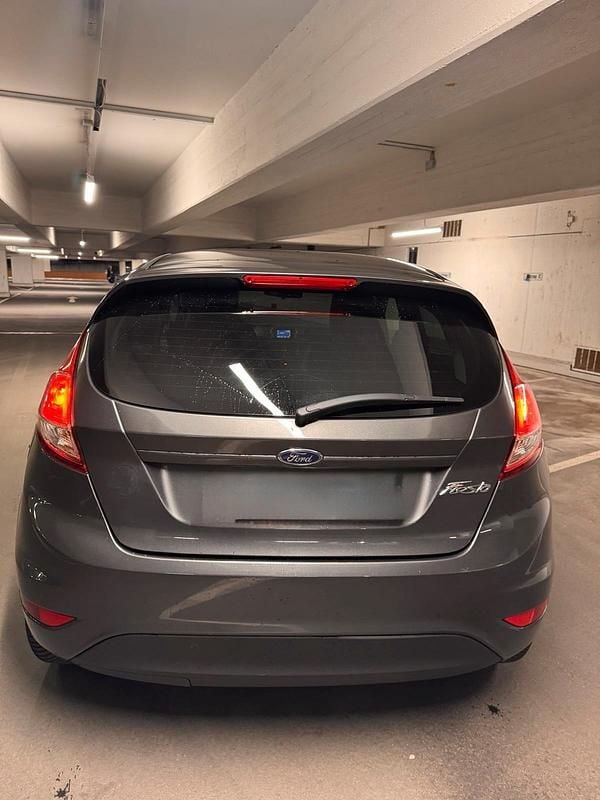 Gebraucht Ford Fiesta Celebration 80 PS (58 kW) 2017 Grau Kleinwagen