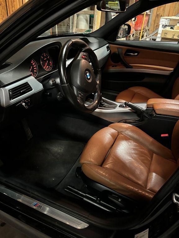 Gebraucht BMW 320 Sport Line 185 PS (136 kW) 2011 Schwarz Limousine