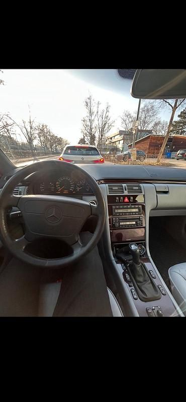 Gebraucht Mercedes E240 170 PS (125 kW) 1997 Grau Limousine