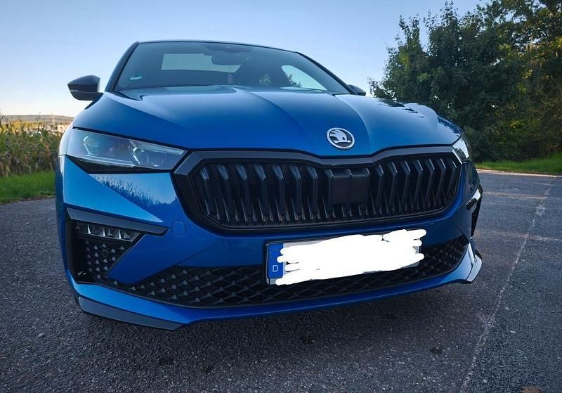 Blau Gebraucht 2024 Skoda Scala Monte Carlo Kleinwagen | 21.500 € (Fairer Preis) - Bild 1/4