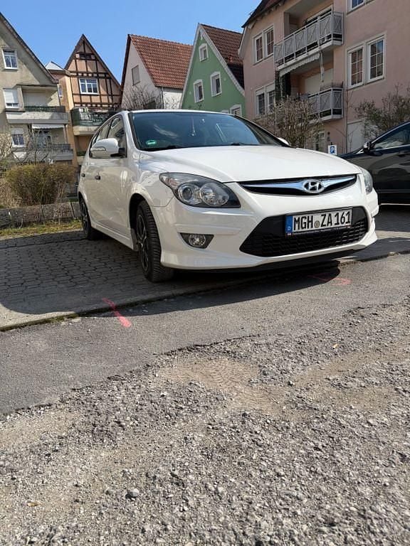 Gebraucht Hyundai i30 Edition 109 PS (80 kW) 2012 Weiß Limousine