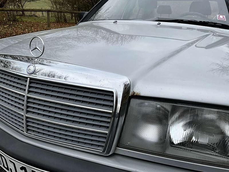 Gebraucht Mercedes 190 118 PS (86 kW) 1989 Silber Limousine