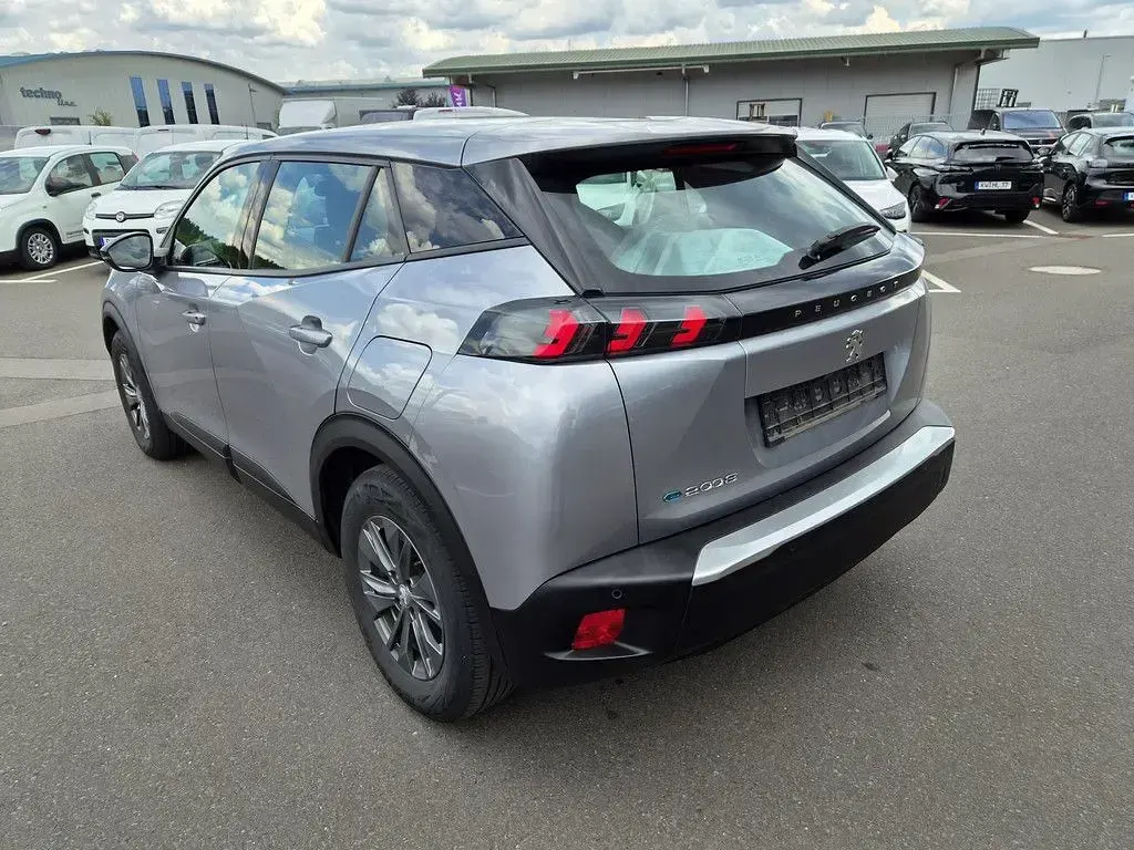 Gebraucht Peugeot e-2008 Active 100 kW (136 PS) 2022 Grau / artense grau (metallic) SUV