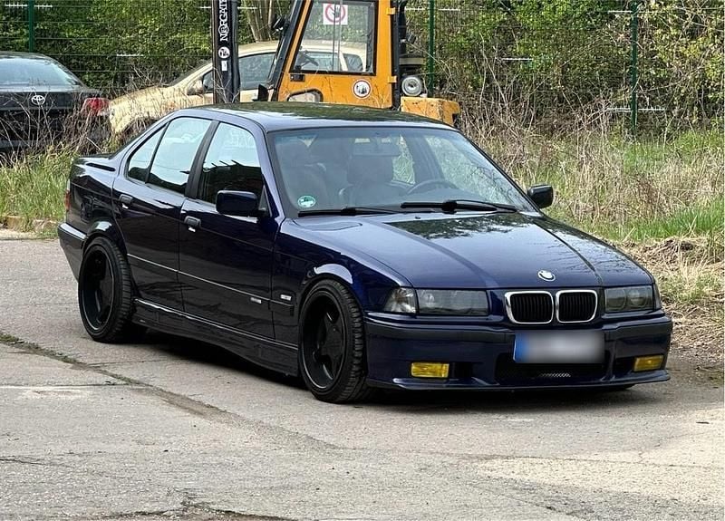 Blau Gebraucht 1998 BMW 323 Limousine | 7.000 € - Bild 1/4