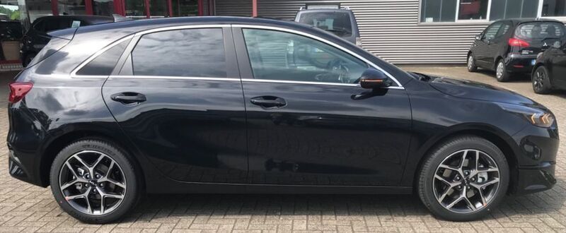 Schwarz Neu 2024 Kia Ceed Spirit Limousine | 25.790 € (Superpreis) - Bild 1/4