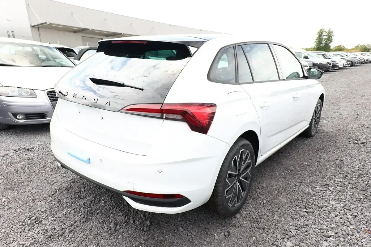 Neu Skoda Scala Dynamic 150 PS (110 kW) 2026 Moon white metallic Kleinwagen