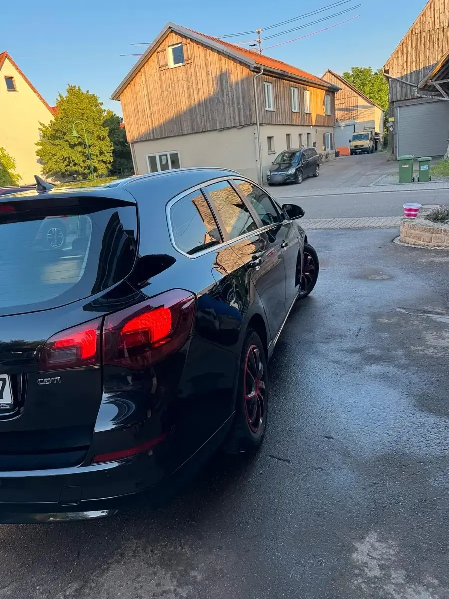 Gebraucht Opel Astra Sport 163 PS (119 kW) 2011 Schwarz Limousine