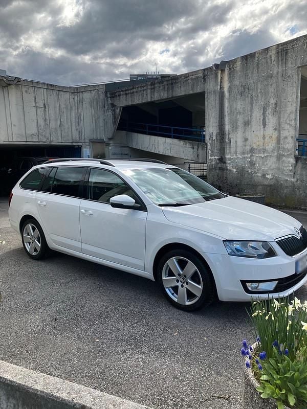 Gebraucht Skoda Octavia 105 PS (77 kW) 2015 Weiß Kleinwagen