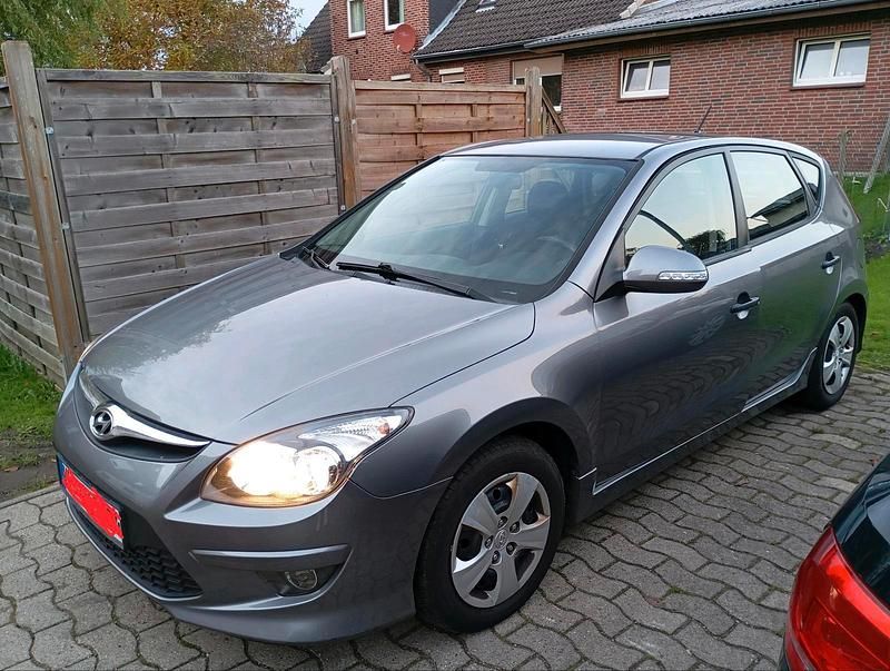 Gebraucht Hyundai i30 90 PS (66 kW) 2012 Grau Limousine