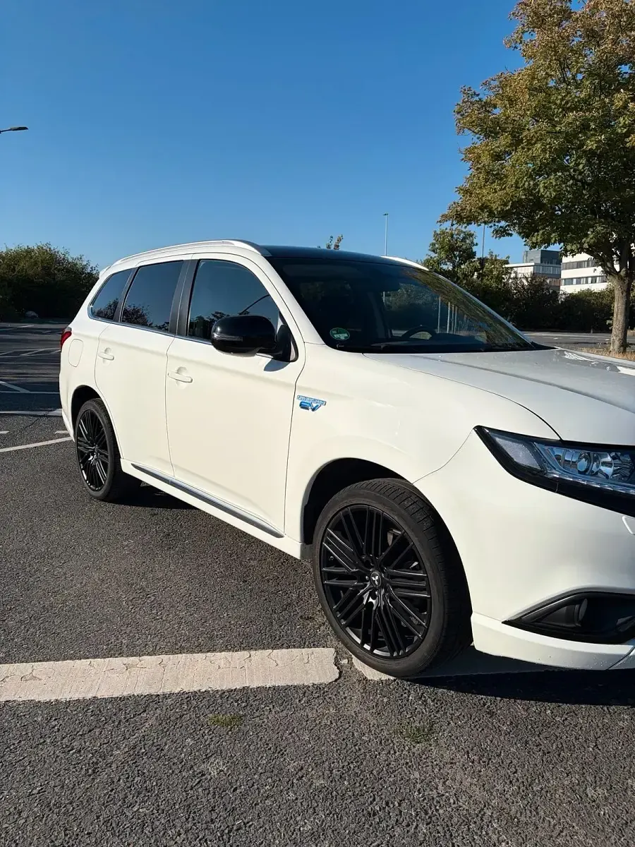 Gebraucht Mitsubishi Outlander P-HEV Basis 224 PS (164 kW) 2020 Weiß SUV