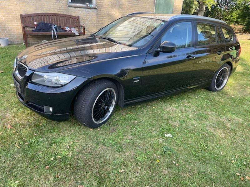 Schwarz Gebraucht 2012 BMW 320 Kombi | 4.980 € - Bild 1/4