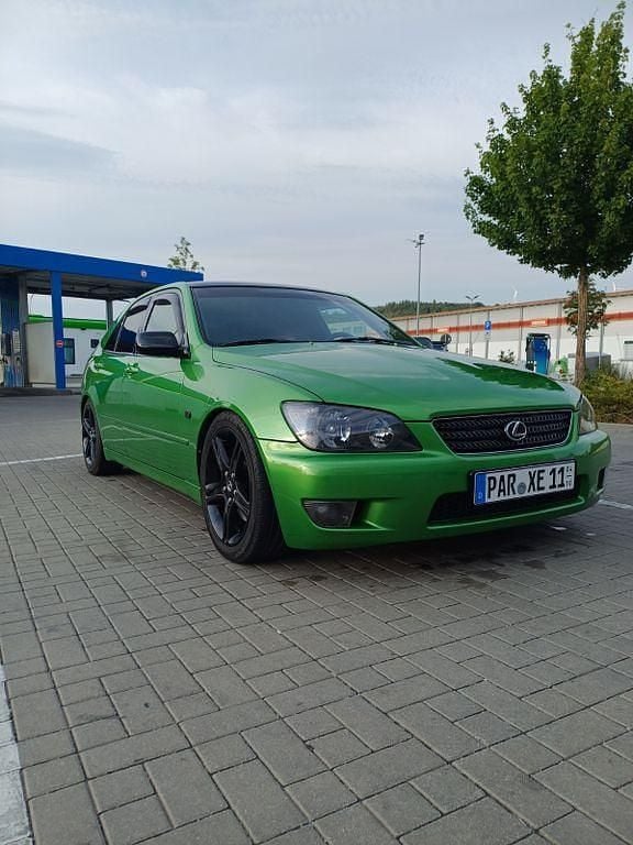 Grün Gebraucht 2000 Lexus IS200 Sport Line Limousine | 6.600 € (Fairer Preis) - Bild 1/4