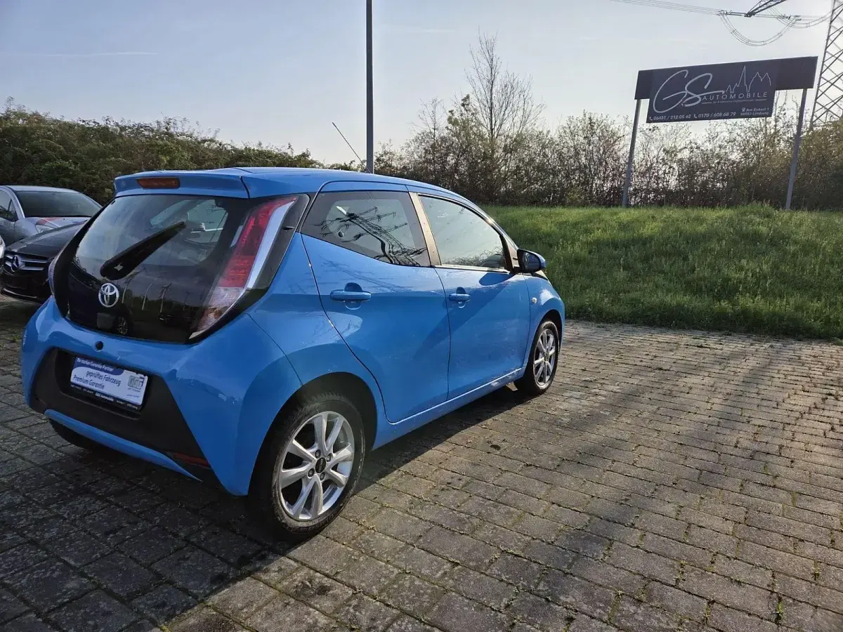 Gebraucht Toyota Aygo X-play 69 PS (50 kW) 2018 Blau Kleinwagen