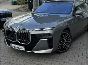 Gebraucht BMW 740 299 PS (219 kW) 2025 Grau (oxidgrau) Limousine