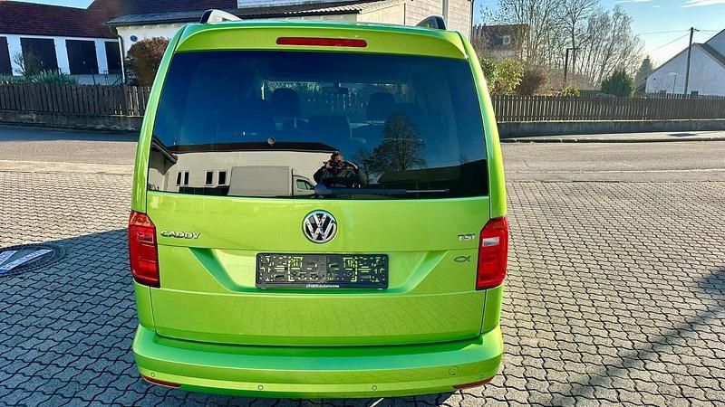 Gebraucht VW Caddy Trendline 84 PS (61 kW) 2017 Viperngrün metallic Van / Kleinbus