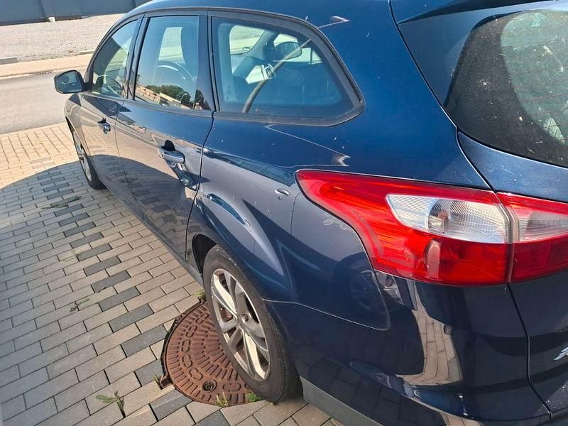 Usata Ford Focus Trend 95 CV (69 kW) 2011 Blu Berlina