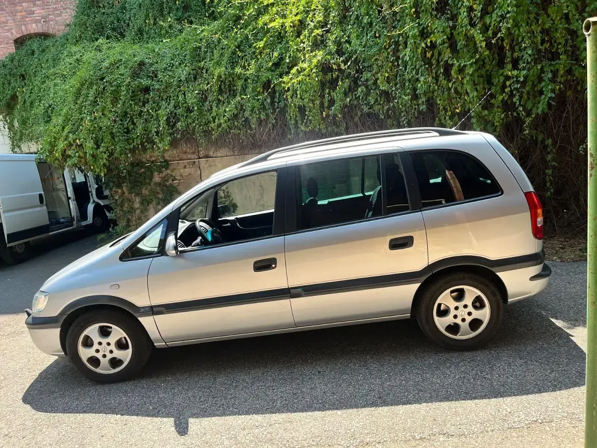 Gebraucht Opel Zafira Comfort 147 PS (108 kW) 2001 Silber Van / Kleinbus