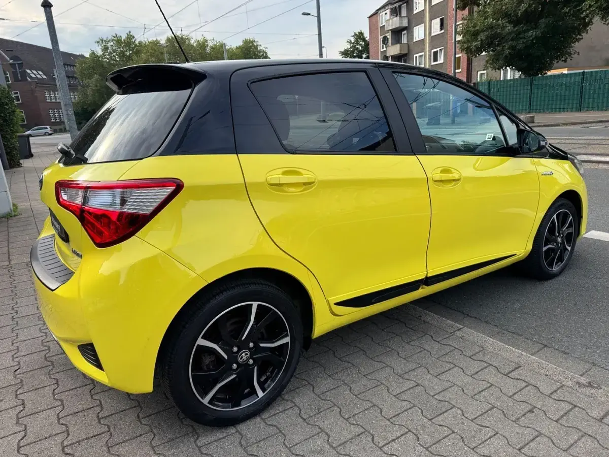 Gebraucht Toyota Yaris Hybrid 75 PS (55 kW) 2017 Gelb Kleinwagen